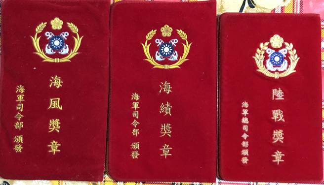  杨男在部队非常的优秀，曾获得陆战奖章、海绩奖章及海风奖章等殊荣。（陈世宗摄）