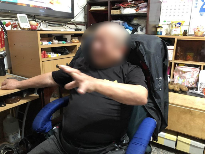 杨男73岁的父亲回想孝顺的儿子，悲从中来、老泪横垂。（陈世宗摄）