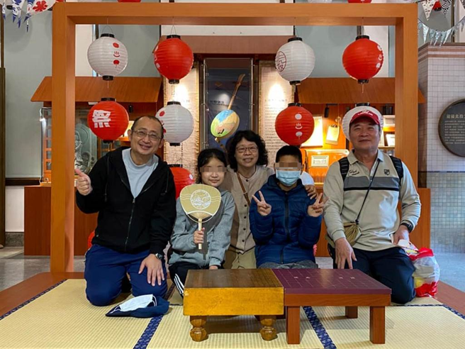 云林县四湖乡内湖国小六年级仅2名学生（左二与右二），毕业旅行由3名老师与志工陪同。（赖怜蓉提供／张朝欣云林传真）