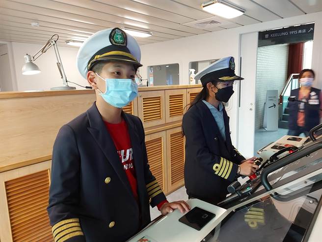 云林县四湖乡内湖国小2名六年级学生（左一与左二），毕业旅行体验开船等行程非常VIP。（赖怜蓉提供／张朝欣云林传真）