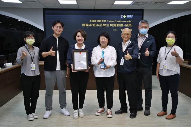 嘉义市长黄敏惠肯定市府团队努力，让城市品牌设计荣获国际佳绩。（嘉义市政府提供／廖素慧嘉市传真）
