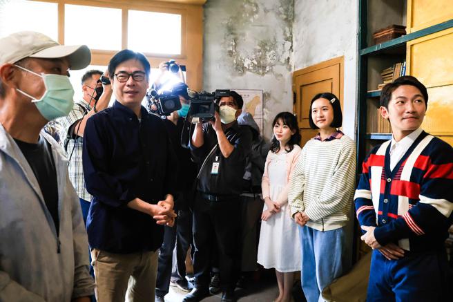 陈其迈与导演郑文堂谈到场景的歷史故事。(高雄市文化局提供)