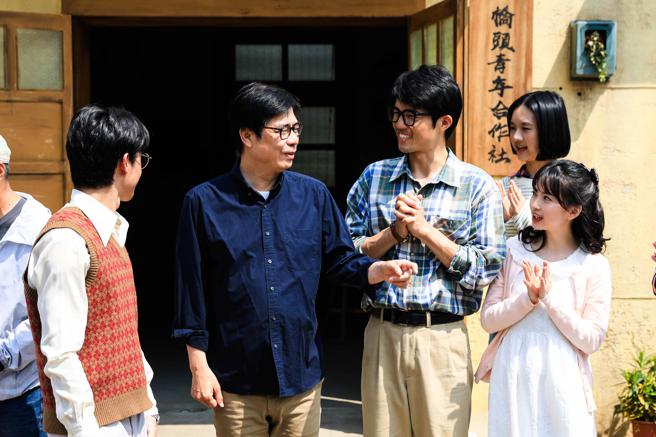 高雄市政府2011年开始以「高雄人」品牌投资超过40部电影，今年从电影扩展到影集制作，首部投资高雄剧《盐水大饭店》。(高雄市文化局提供)