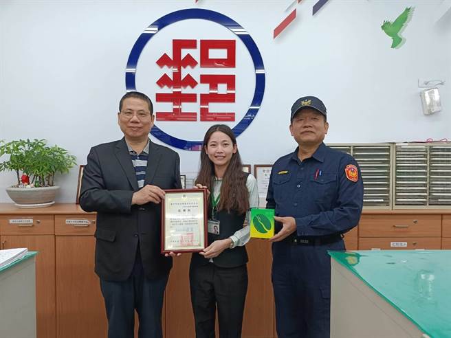 太平警分局推动「警银联阻防诈」获成效，太平警分局长蔡庆星感谢行员们机警发现通报警方阻诈，日前亲自至各邮局颁发感谢状。（太平警分局提供／潘虹恩台中传真）
