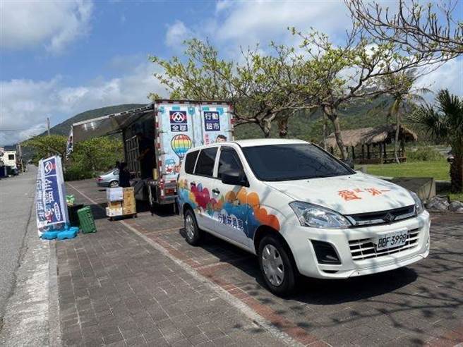第一社福基金会以「行动玩具车」推广偏乡早疗观念，首度跨出双北，横越200多公里直达花莲静浦社区，与全联福利中心「行动超市车」二车相会，一起送爱花莲偏乡。（第一社福基金会提供／林良齐台北传真）
