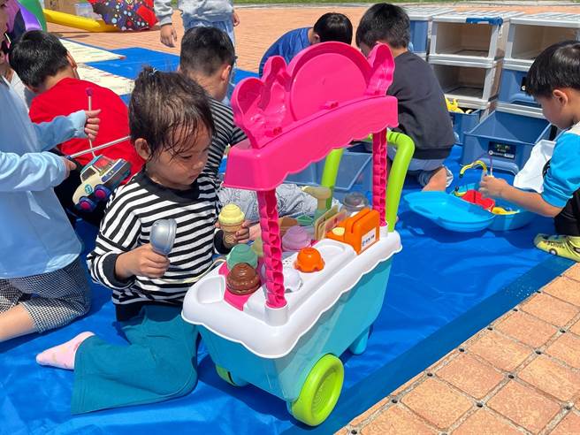 第一社福基金会以「行动玩具车」推广偏乡早疗观念，首度跨出双北，横越200多公里直达花莲静浦社区，与全联福利中心「行动超市车」二车相会，一起送爱花莲偏乡。（第一社福基金会提供／林良齐台北传真）