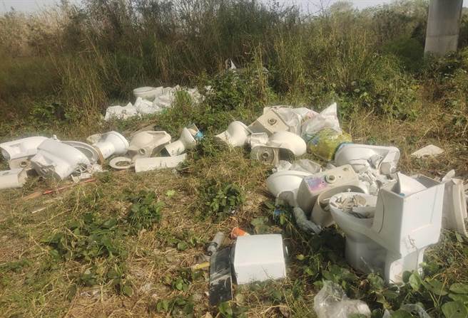 苗栗县铜锣乡客属大桥下方后龙溪河床，遭滥倒废弃马桶等大量废弃物，警方循线追查，将涉嫌滥倒的46岁黄姓男子逮捕到案。（警方提供／李京升苗栗传真）