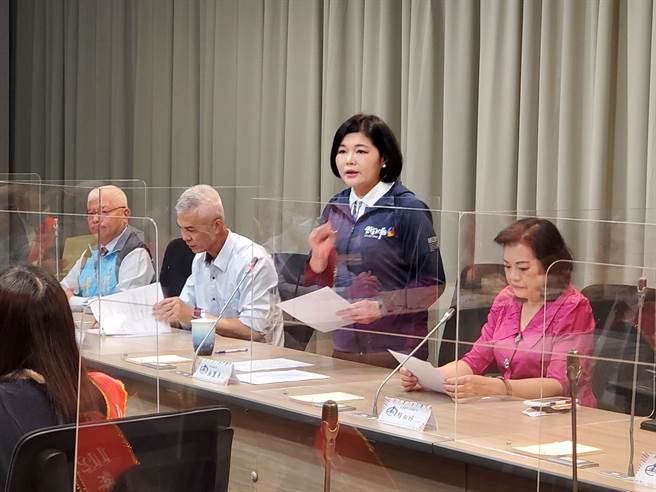 云林县长张丽善21日表扬云林县优秀青年，呼吁年轻人要重视政策，要积极参与及互相交流。（周丽兰摄）