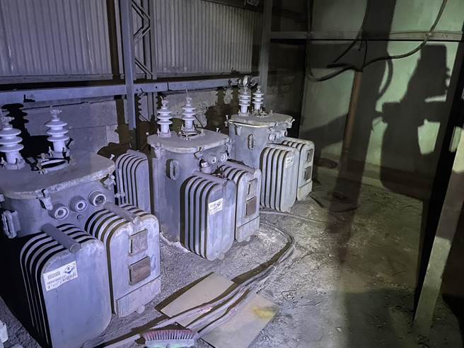 新北三重51岁陈姓男子15日凌晨0时伙同友人51岁林姓男子，前往中兴北街一处民宅顶楼偷剪电缆试图变卖，结果不慎遭高压电击，当场倒地失去意识，林男见状吓得赶紧找人求救，不过陈男送医急救后仍不治身亡，而林男则被警方依窃盗未遂准现行犯法办。(黄敬文翻摄)