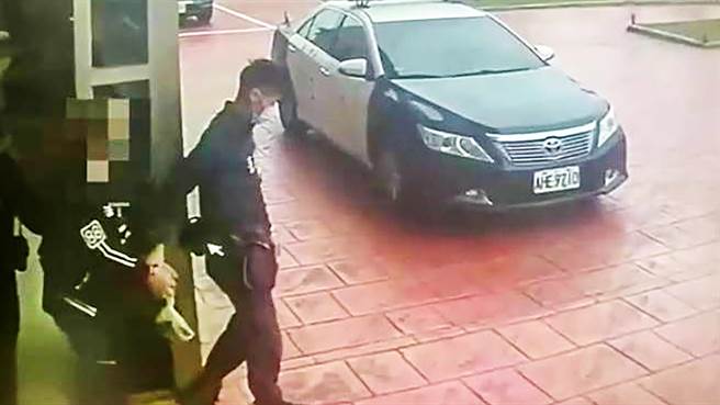 新湖分局将窃车的许嫌移送新竹地检署侦办。（新湖分局提供／罗浚滨新竹传真）