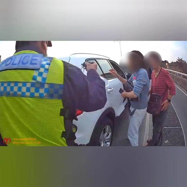 50歲黃姓女子日前開車載母親返回彰化住處卻在途中爆胎，烏日警分局員警暖心化身安全代駕助脫困。（烏日警分局提供／潘虹恩台中傳真）