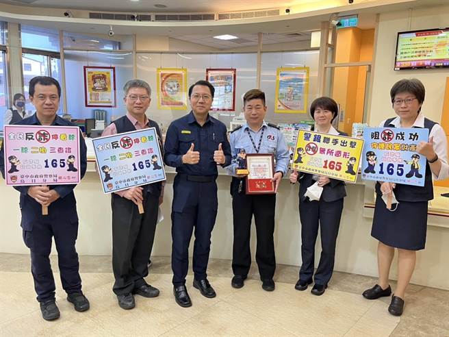 烏日警分局統計，今年接獲轄內銀行行員通報攔阻詐騙共計4件，成功阻詐68萬8200元，分局長尤啓南於日前上午特地前往各金融機構致贈感謝狀。（烏日警分局提供／潘虹恩台中傳真）