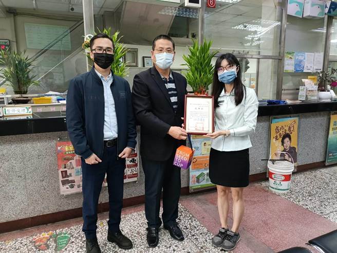 烏日警分局統計，今年接獲轄內銀行行員通報攔阻詐騙共計4件，成功阻詐68萬8200元，分局長尤啓南於日前上午特地前往各金融機構致贈感謝狀。（烏日警分局提供／潘虹恩台中傳真）