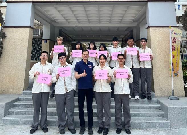 大学繁星放榜，嘉华中学代理校长长蔡孟儒肯定学生整体表现大放异彩。（嘉华中学提供／廖素慧嘉义传真）