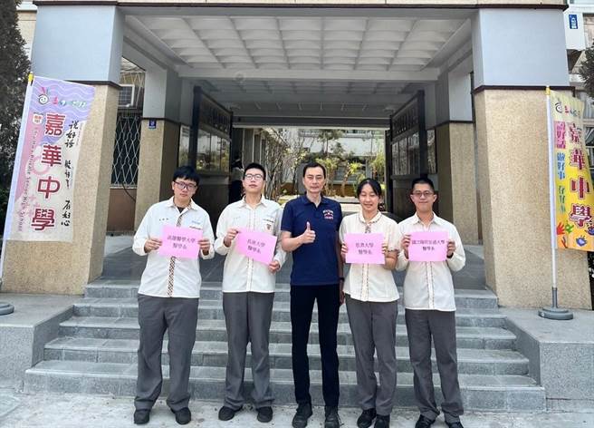 大学繁星放榜，嘉华中学代理校长长蔡孟儒肯定4名学生进阶医学群面试的表现出色。（嘉华中学提供／廖素慧嘉义传真）