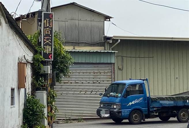 台中市政府交通局在大里区顶厝路21巷试办智慧路标，运用雷达微波技术侦测干道路口来车。（交通局提供／张亦惠台中传真）