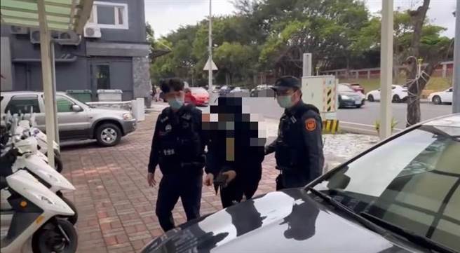 花莲一名33岁王姓男子日前在花莲市区某高中门口徘徊，并歇斯底里对3名学生咆啸、亮刀呛声，花莲警方今通知他到案说明，讯后依送法办。（花莲警分局提供／罗亦晽花莲传真）