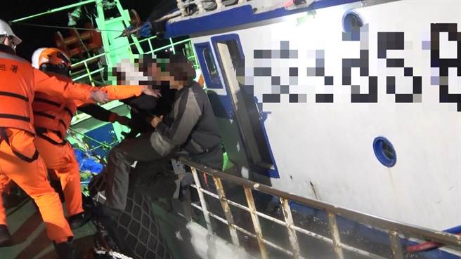 基隆海巡队20日晚间接获民眾报案，指彭佳屿海域有名外籍渔工突然身体不适，海巡队派出巡航艇协助渔工后送就医。（基隆海巡队提供／张志康基隆传真）