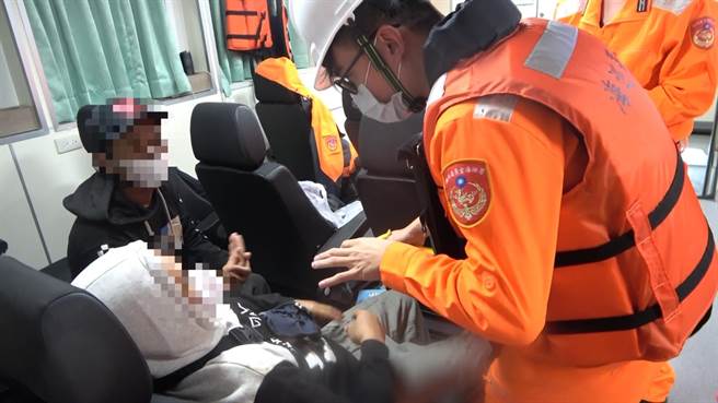 基隆海巡队20日晚间接获民眾报案，指彭佳屿海域有名外籍渔工突然身体不适，海巡队派出巡航艇协助渔工后送就医。（基隆海巡队提供／张志康基隆传真）