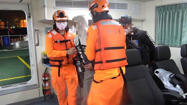 基隆海巡队20日晚间接获民眾报案，指彭佳屿海域有名外籍渔工突然身体不适，海巡队派出巡航艇协助渔工后送就医。（基隆海巡队提供／张志康基隆传真）