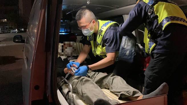 基隆海巡队20日晚间接获民眾报案，指彭佳屿海域有名外籍渔工突然身体不适，海巡队派出巡航艇协助渔工后送就医。（基隆海巡队提供／张志康基隆传真）