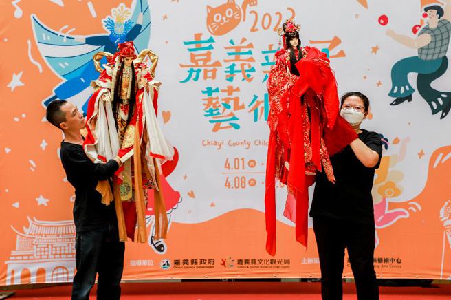 首次舉辦嘉義縣親子藝術節帶來音樂、戲創、馬戲、偶戲的多元演出。(嘉義縣文觀局提供)