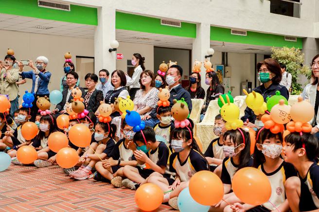 藝術節共有62場演出、22場工作坊、2檔展覽及4天的親子市集，邀請親子在連假期間一起來體驗豐富活動。(嘉義縣文觀局提供)