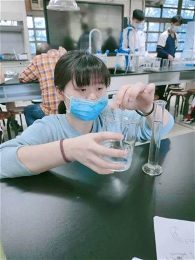 ▲繁星录取清大化学系的安乐高中赖荟文同学。（基隆市政府提供／徐佑升基隆传真）