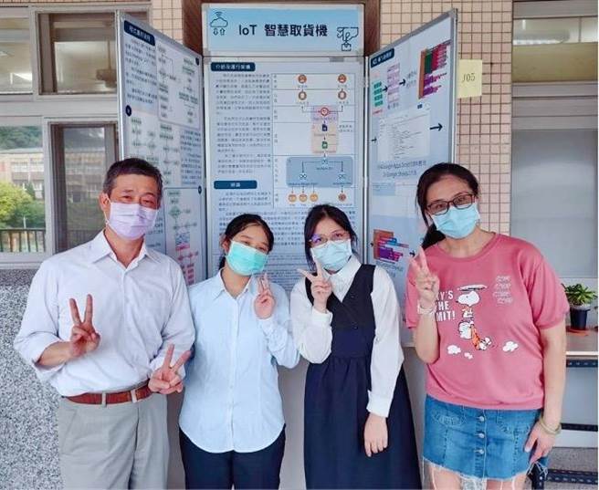 ▲繁星录取台大护理学系的八斗高中赖禹孜同学（左二）。（基隆市政府提供／徐佑升基隆传真）