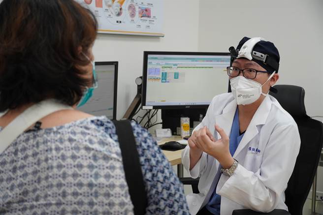 一名男子长期失去嗅觉，就医发现一长串「白葡萄」塞满鼻腔。(屏东荣总提供)