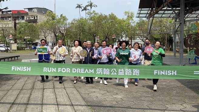 今（21日）上午11时于宜兰县罗东镇樟仔园文化园区宣传路跑活动，号召民眾踊跃报名参赛，一起跑出健康、跑出爱与希望。（吴佩蓉摄）