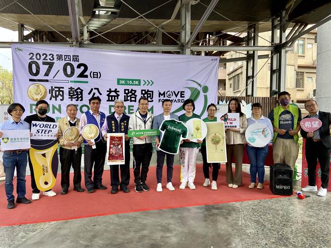 完赛者可获得总价值超过1200元的好礼，有炳翰人参花茶、谢记古早味鸭赏、麦迪康口罩1盒、赛事纪念T恤及运动毛巾。（吴佩蓉摄）