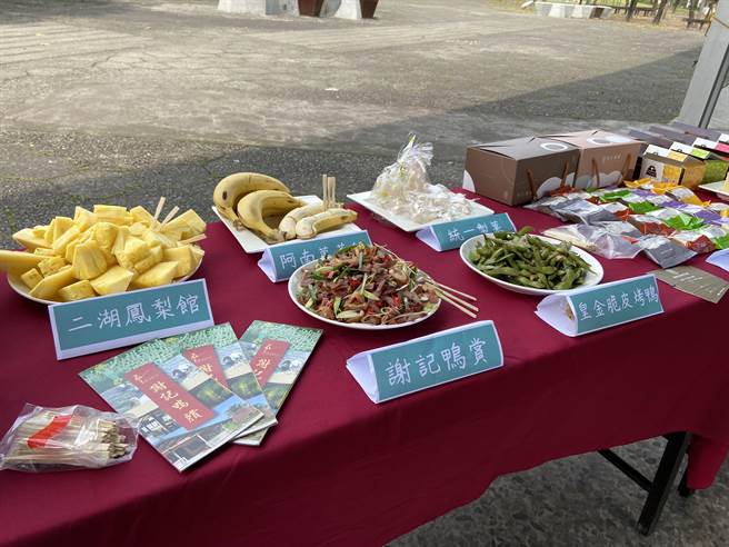 沿路补给站提供在地多种美食。（吴佩蓉摄）