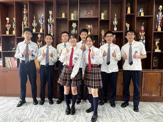 桃园市治平高中繁星推荐表现亮眼，后左至右为金姜宇、粘家玮、王圻玮、吴嘉哲、陈廷建、谢暐浩，前左至右为廖盈甄、周妍均。（治平高中提供／蔡明亘桃园传真）