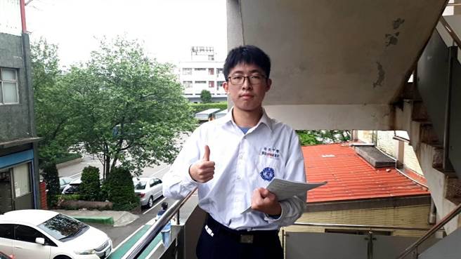 桃园市治平高中学生金姜宇，从小在大陆长大，高中回台就读，因台湾与大陆课程内容大不同，曾让他相当不适应，最后靠掌握核心观念，苦读急起直追，透过繁星录取中山大学牙医系。（治平高中提供／蔡明亘桃园传真）