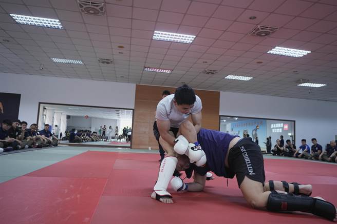 现役格斗选手吴仲凯传授新北警方技击能力。（徐沛琪摄）