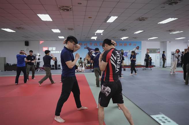 新北警局邀请多位职业格斗好手，亲临中和的训练中心。（徐沛琪摄）