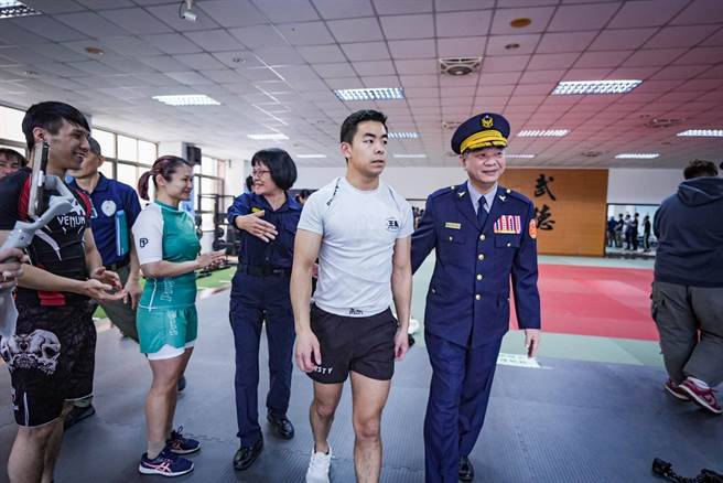 新北警局长廖训诚（图右）亲自邀请吴仲凯（图左）分享格斗美技。（警方提供）