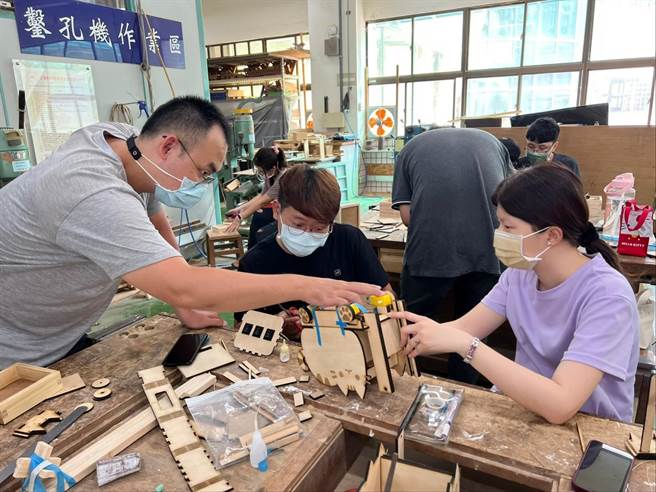 劳工局开办失业者职训班现正招生中。（翻摄照片／高雄洪靖宜传真）