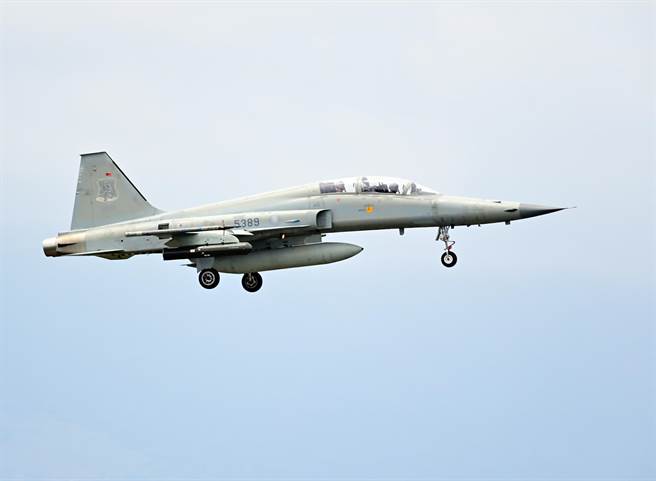 挂载发射器的空军F5战机完成照明弹投放任务后，返回志航基地。（庄哲权摄）