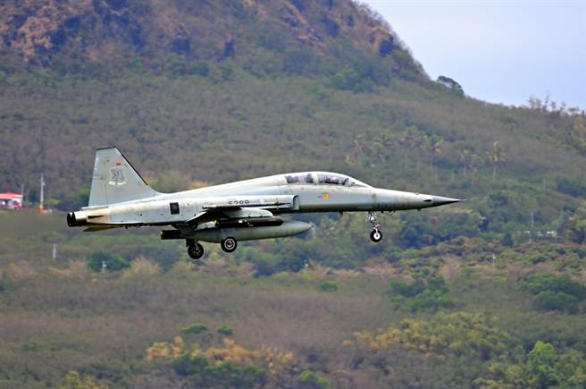 挂载发射器的空军F5战机完成照明弹投放任务后，返回志航基地。（庄哲权摄）