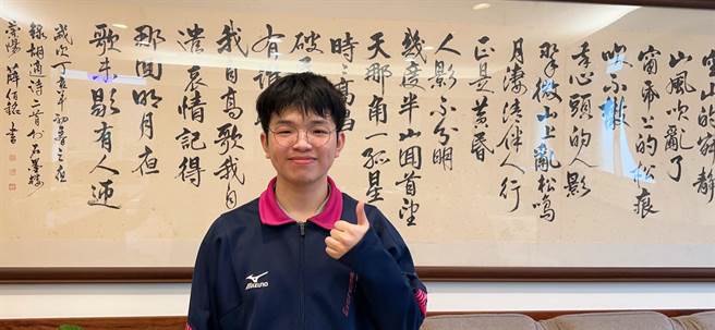 基隆市学测自然组榜首的沈晁宇分享读书时用缩时摄影拍摄，不分心滑手机的妙招。（二信高中提供／徐佑升基隆传真）