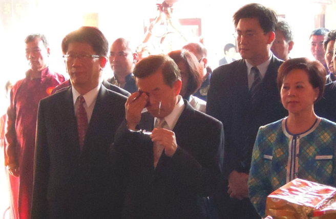 游淑慧指出，谢长廷(中)当年访陆时，赵天麟也曾是随行团员之一。（中时资料照／朱真楷摄）