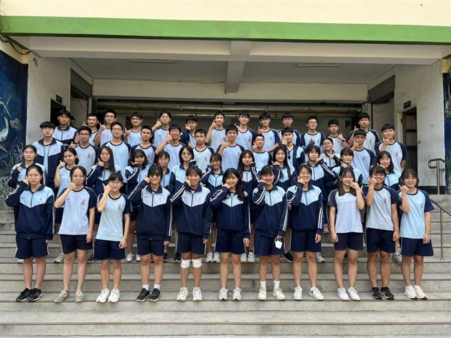 大学繁星放榜，屏东东港高中录取率75.7％创新高，56级分榜首张继方（后排右七）录取中国医药大学中医学系，如愿追随母亲脚步迈向中医之路。（谢佳潾摄）