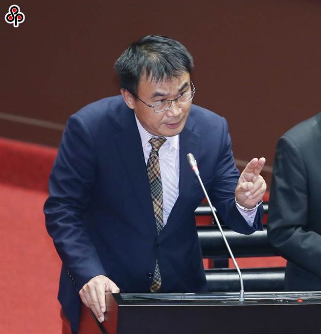 农委会主委陈吉仲今赴立院备询时表示，明年已到调整时机，将按照CPI设算进行调整，至少会超过8000元。（姚志平摄）