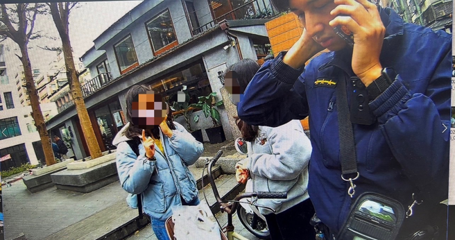 民眾担心自己的脚踏车被偷要上锁，却连隔壁车也锁在一起。（简铭柱翻摄）