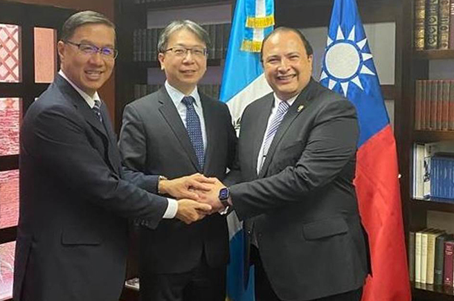 瓜地马拉外交部今于推特发出步卡罗在办公室与蔡明彦、驻瓜地马拉大使曹立杰握手的合照。（摘自瓜地马拉外交部）