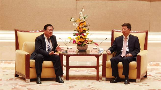 大陆国台办主任宋涛（右）今天傍晚在钓鱼台国宾馆会见由许舒博（左）率领的商总访问团。（蓝孝威摄）