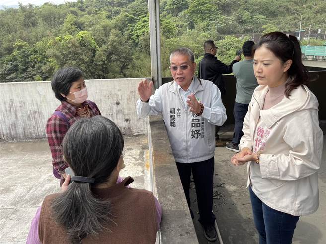 基隆市议员曾怡芳（右一）与立委赖品妤办公室主任赖锡聪（右二），接受居民陈情台铁噪音问题。（曾怡芳办公室提供／徐佑升基隆传真）
