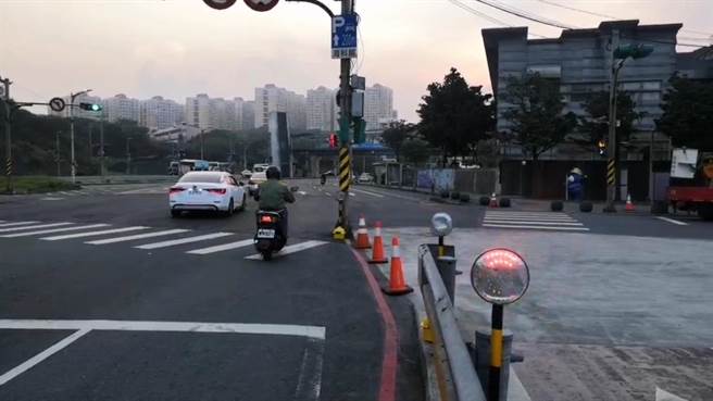 基隆市交通处表示，北寧路369巷口的号志杆将在3月底前移至适合的地点，现场并设置太阳能警示灯及交通锥，提醒来往用路人注意。（基隆市政府提供／张志康基隆传真）